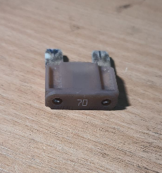 перевірений, запобіжник великий на 70 ампер крайслер 200