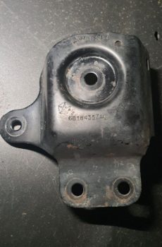 Jeep Cherokee кронштейн кріплення задньої подушки двигуна на підрамнику Chrysler 200