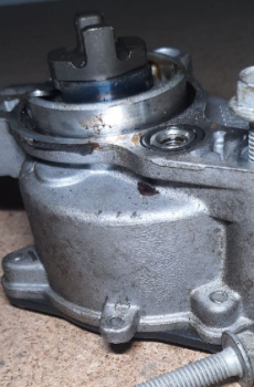 Підходить для моделей: – Chrysler 200 2.4 2014- – Jeep Cgerokee 2.4 2014- – Dodge Dart 2.4 2014- Також може зустрічатися під назвами: – болт передней крышки двигателя додж дарт – болт крышки ГРМ джип чероки – болт кришки двигуна Jeep Cherokee Всі запчастини перевіряємо та відбраковуємо непрацюючі. Надаємо гарантію та час на перевірку