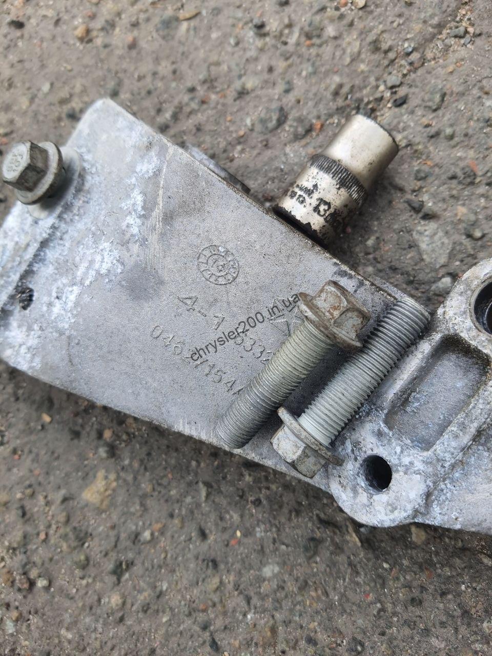 Болт кріплення кронштейна генератора (болт М8 під ключ на 13) Jeep / Chrysler 6509154AA Б/У Розборка (Оригінал) Код: 6509154AA
